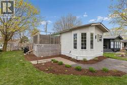 Charming bungalow with beautiful bay window - 