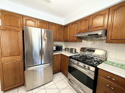 132 Glenn Hawthorne Boulevard, Mississauga, ON - Indoor Photo Showing Kitchen