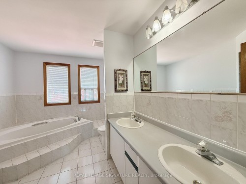 132 Glenn Hawthorne Boulevard, Mississauga, ON - Indoor Photo Showing Bathroom