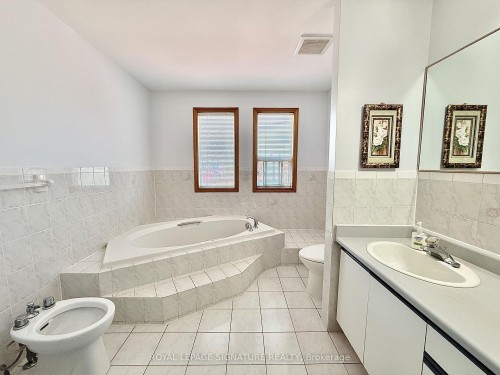132 Glenn Hawthorne Boulevard, Mississauga, ON - Indoor Photo Showing Bathroom