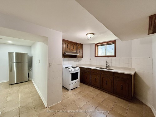 132 Glenn Hawthorne Boulevard, Mississauga, ON - Indoor Photo Showing Kitchen