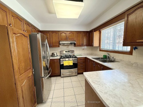 132 Glenn Hawthorne Boulevard, Mississauga, ON - Indoor Photo Showing Kitchen With Double Sink