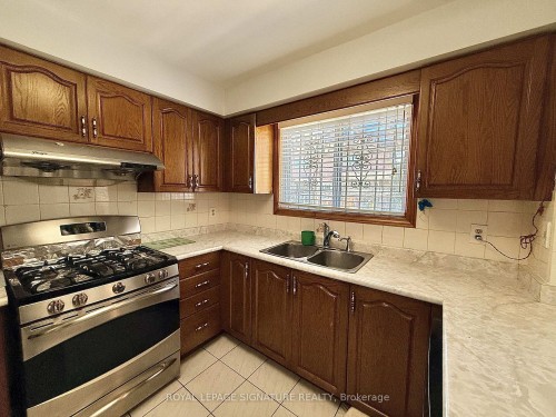 132 Glenn Hawthorne Boulevard, Mississauga, ON - Indoor Photo Showing Kitchen With Double Sink