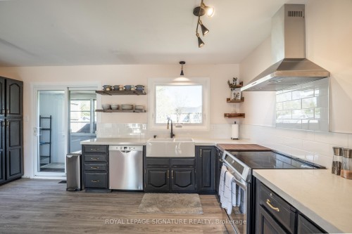 34 Champlain Crescent, Oro-Medonte, ON - Indoor Photo Showing Kitchen With Upgraded Kitchen