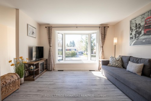34 Champlain Crescent, Oro-Medonte, ON - Indoor Photo Showing Living Room
