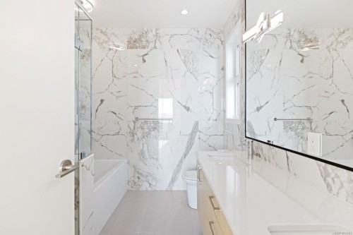 #3-10393 Allbay Rd, Sidney, BC - Indoor Photo Showing Bathroom
