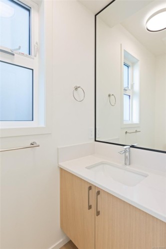 #3-10393 Allbay Rd, Sidney, BC - Indoor Photo Showing Bathroom