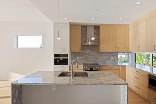 #3-10393 Allbay Rd, Sidney, BC - Indoor Photo Showing Kitchen With Double Sink With Upgraded Kitchen