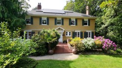 990 Terrace Ave  Victoria, BC V8S 3V3