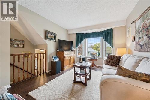 203 Baker Street, Waterloo, ON - Indoor Photo Showing Living Room