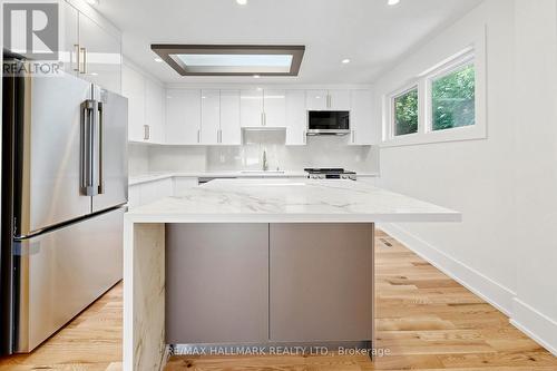 11 Johnson Road, Aurora, ON - Indoor Photo Showing Kitchen With Upgraded Kitchen