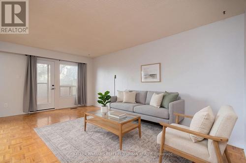 37 - 11 Plaisance Road, Richmond Hill, ON - Indoor Photo Showing Living Room