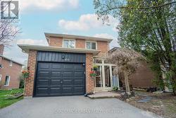 156 STEPHENSON CRESCENT Richmond Hill, ON L4C 5W1