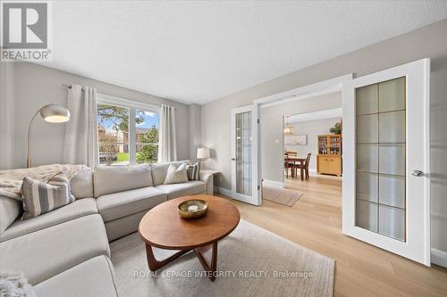 1122 St Germain Crescent, Ottawa, ON - Indoor Photo Showing Living Room