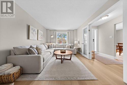 1122 St Germain Crescent, Ottawa, ON - Indoor Photo Showing Living Room