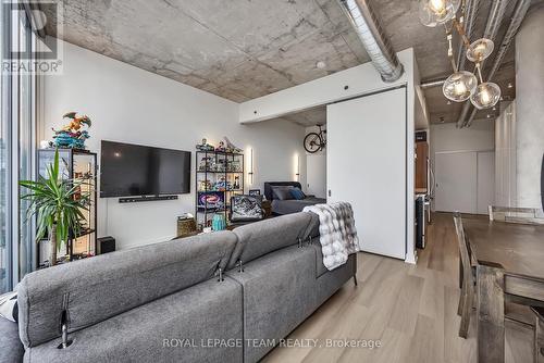 905 - 360 Mcleod Street, Ottawa, ON - Indoor Photo Showing Living Room