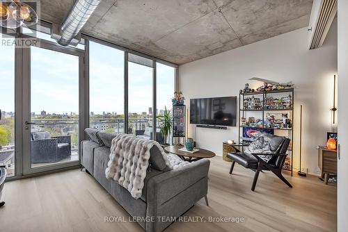 905 - 360 Mcleod Street, Ottawa, ON - Indoor Photo Showing Living Room