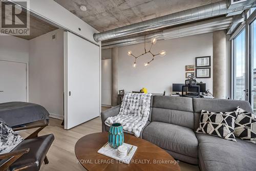 905 - 360 Mcleod Street, Ottawa, ON - Indoor Photo Showing Living Room