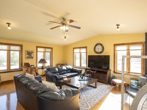 327 Calvert Rd., Murillo, ON - Indoor Photo Showing Living Room