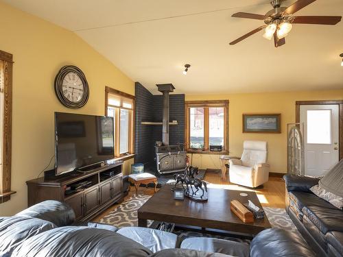 327 Calvert Rd., Murillo, ON - Indoor Photo Showing Living Room
