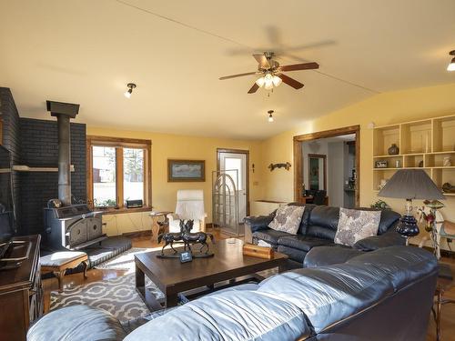 327 Calvert Rd., Murillo, ON - Indoor Photo Showing Living Room
