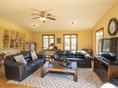 327 Calvert Rd., Murillo, ON - Indoor Photo Showing Living Room