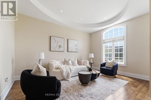 950 Fredonia Drive, Mississauga, ON - Indoor Photo Showing Living Room