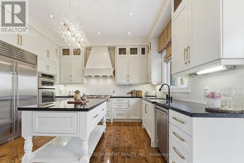 950 Fredonia Drive, Mississauga, ON - Indoor Photo Showing Kitchen With Upgraded Kitchen