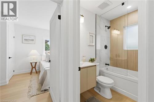 374 East 13Th Street, Hamilton, ON - Indoor Photo Showing Bathroom