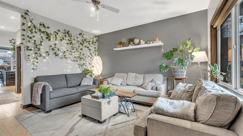 102-653 Papineau Street, Penticton, BC - Indoor Photo Showing Living Room