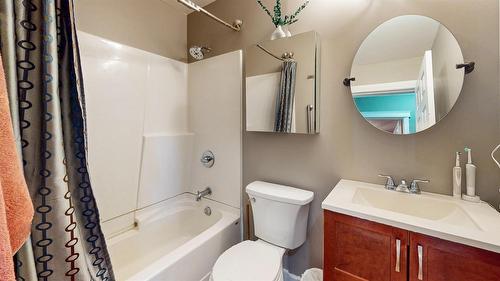 704 23Rd Avenue, Cranbrook, BC - Indoor Photo Showing Bathroom