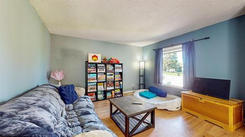 704 23Rd Avenue, Cranbrook, BC - Indoor Photo Showing Living Room