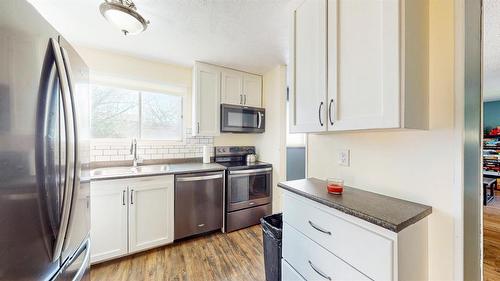 704 23Rd Avenue, Cranbrook, BC - Indoor Photo Showing Kitchen