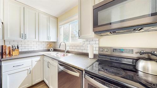 704 23Rd Avenue, Cranbrook, BC - Indoor Photo Showing Kitchen With Double Sink