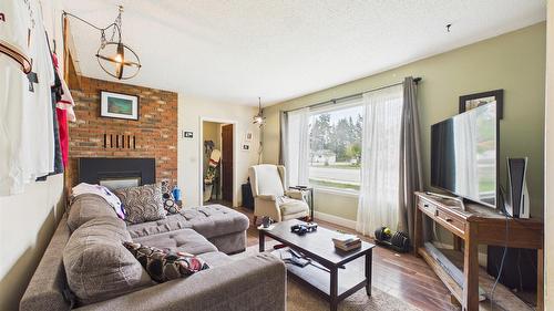 2345 Dewolfe Avenue, Kimberley, BC - Indoor Photo Showing Living Room With Fireplace