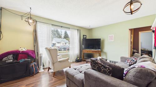 2345 Dewolfe Avenue, Kimberley, BC - Indoor Photo Showing Living Room