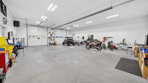 1461 Mcdonald Road, Cranbrook, BC - Indoor Photo Showing Garage