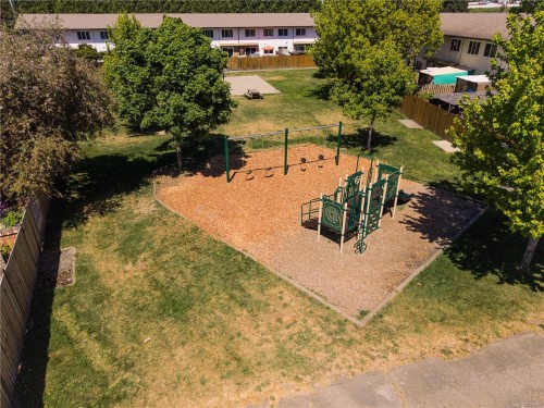 352 Burnside Rd West, Saanich, BC - Outdoor