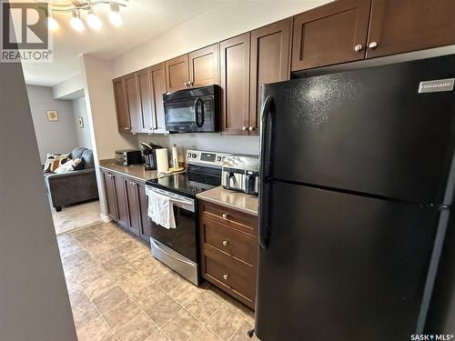 302 820 5Th Street Ne, Weyburn, SK - Indoor Photo Showing Kitchen