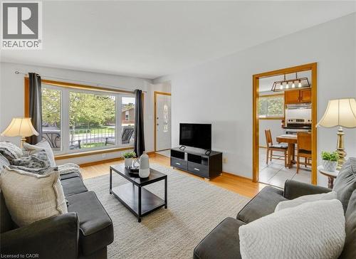3 Tanager Court, Hamilton, ON - Indoor Photo Showing Living Room