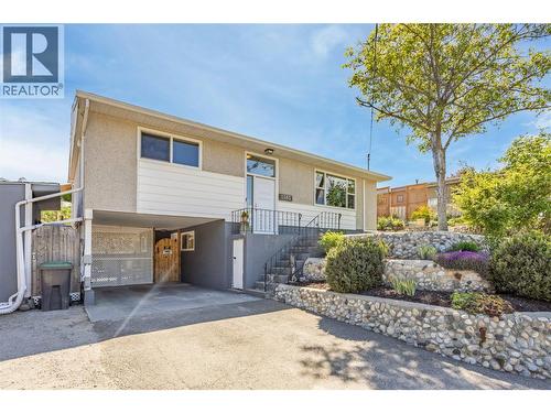 Covered carport - 1385 Orchard Drive, Kelowna, BC - Outdoor