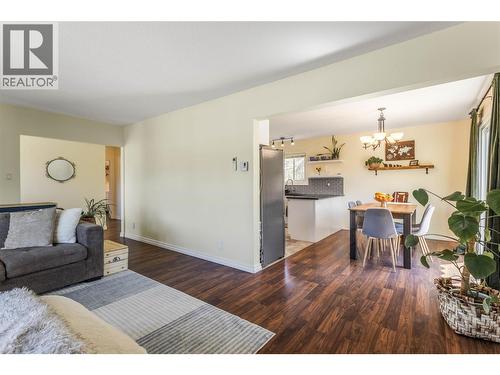 1385 Orchard Drive, Kelowna, BC - Indoor Photo Showing Living Room