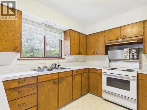 2038 White Road, Williams Lake, BC - Indoor Photo Showing Kitchen With Double Sink