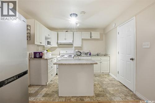 1113 Wilson Crescent, Saskatoon, SK - Indoor Photo Showing Kitchen