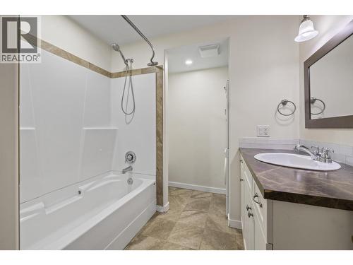 1638 Lindsay Drive, Kelowna, BC - Indoor Photo Showing Bathroom