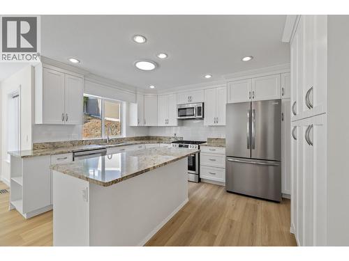 1638 Lindsay Drive, Kelowna, BC - Indoor Photo Showing Kitchen With Double Sink With Upgraded Kitchen