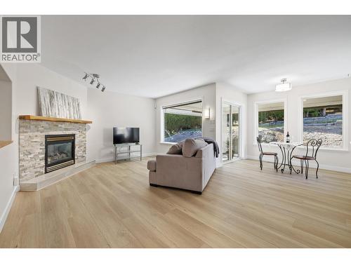 1638 Lindsay Drive, Kelowna, BC - Indoor Photo Showing Living Room With Fireplace