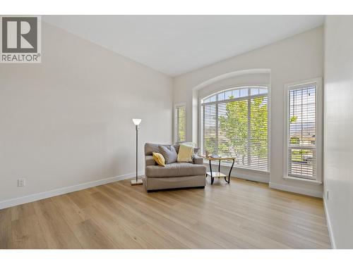 1638 Lindsay Drive, Kelowna, BC - Indoor Photo Showing Living Room