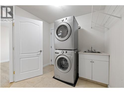 1638 Lindsay Drive, Kelowna, BC - Indoor Photo Showing Laundry Room