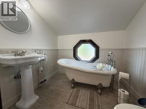 7264 Eugene Road, Prince George, BC - Indoor Photo Showing Bathroom